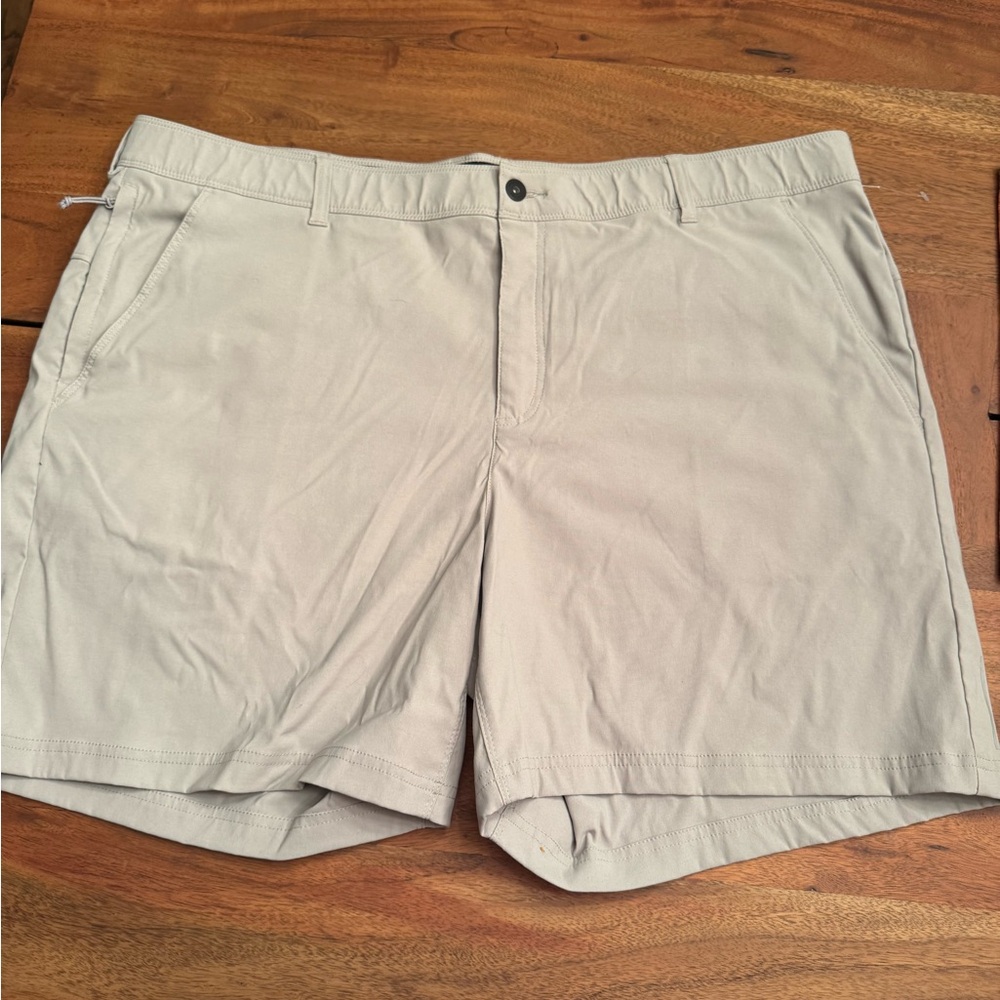 Columbia Men's Light Tan Flat Front Shorts, great condition. Size 44
